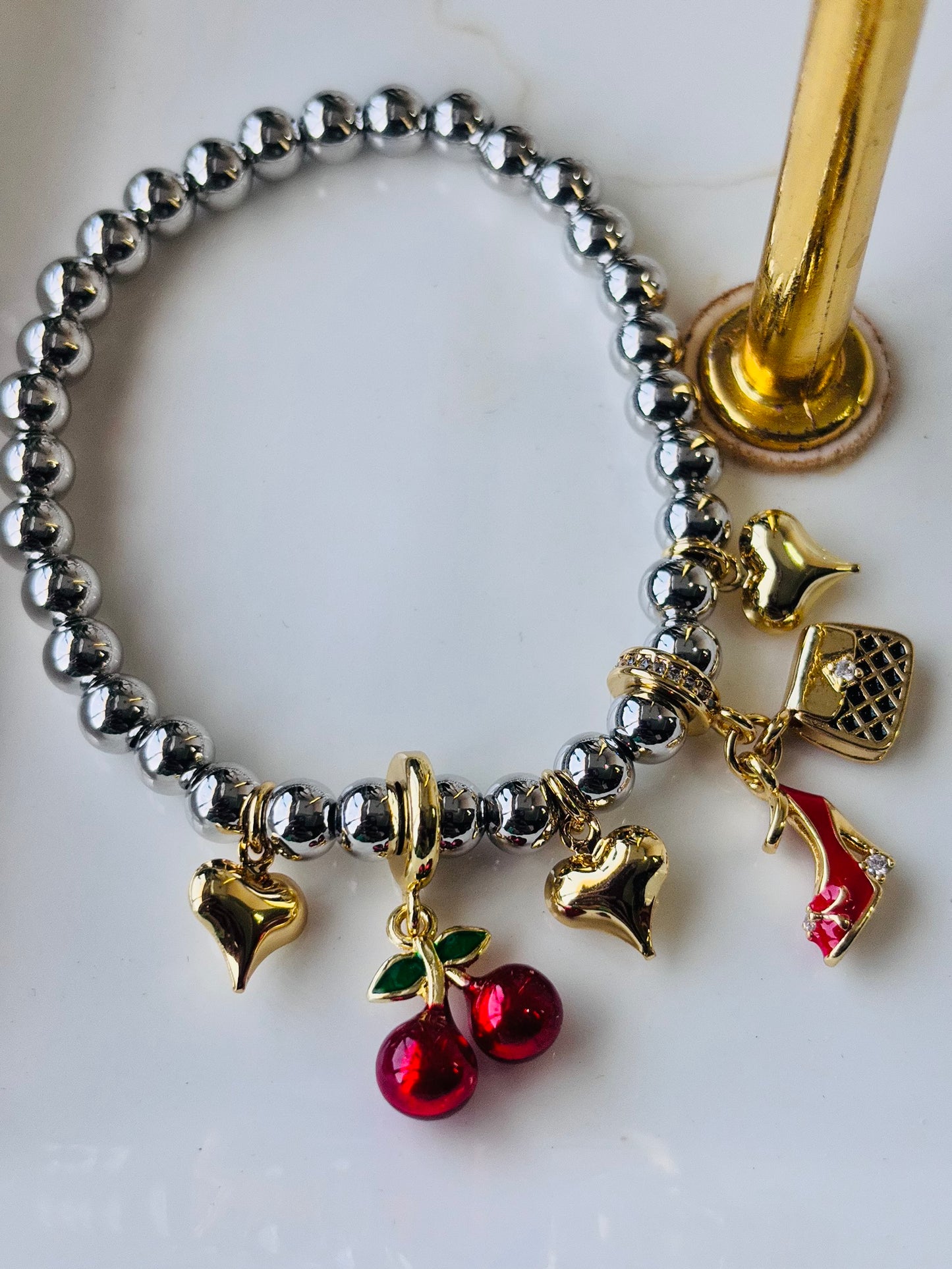 Pulsera de acero inoxidable y chapa de oro 18k con dijes de cereza esmaltada — joyería moderna E|B Jewels