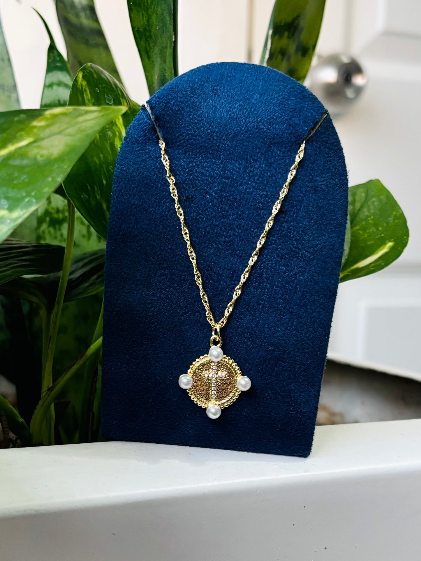 Cruz en Chapa de Oro 18K de Mayoreo, diseño duradero y sofisticado — E|B Jewels.