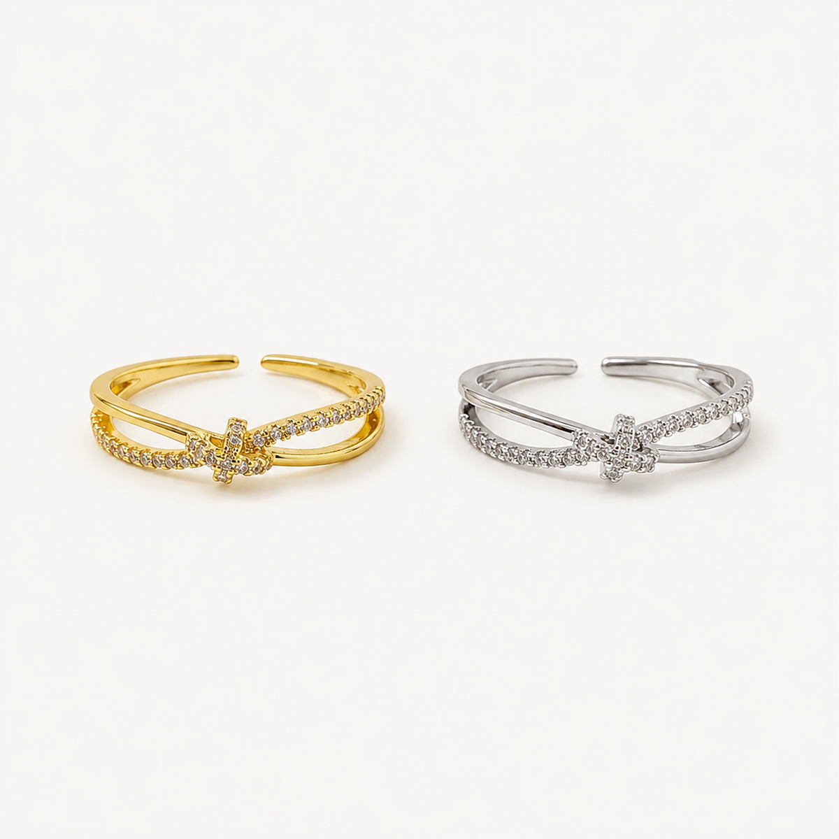 Anillo Nudo dorado con diseño entrelazado y detalles de cristales brillantes.