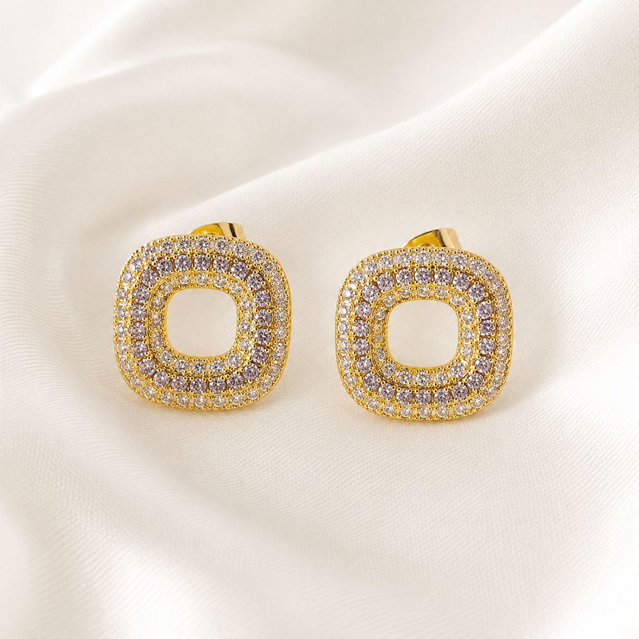 Aretes Monao con zirconias en chapa de oro 18K, diseño elegante y luminoso