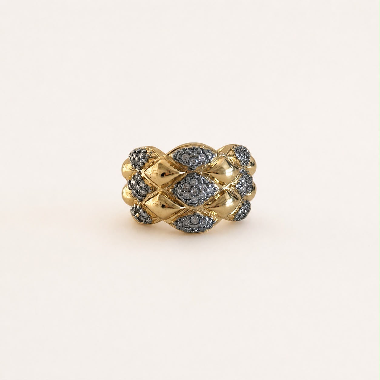 Anillo de chapa de oro 18K bicolor con piedras brillantes, diseño elegante para venta de joyería de mayoreo.