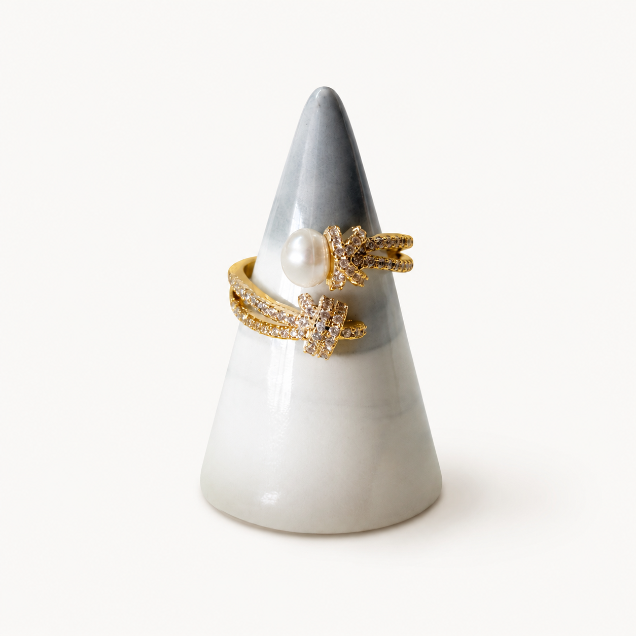 Anillo con zirconias, perlas y detalles dorados para joyería de mayoreo