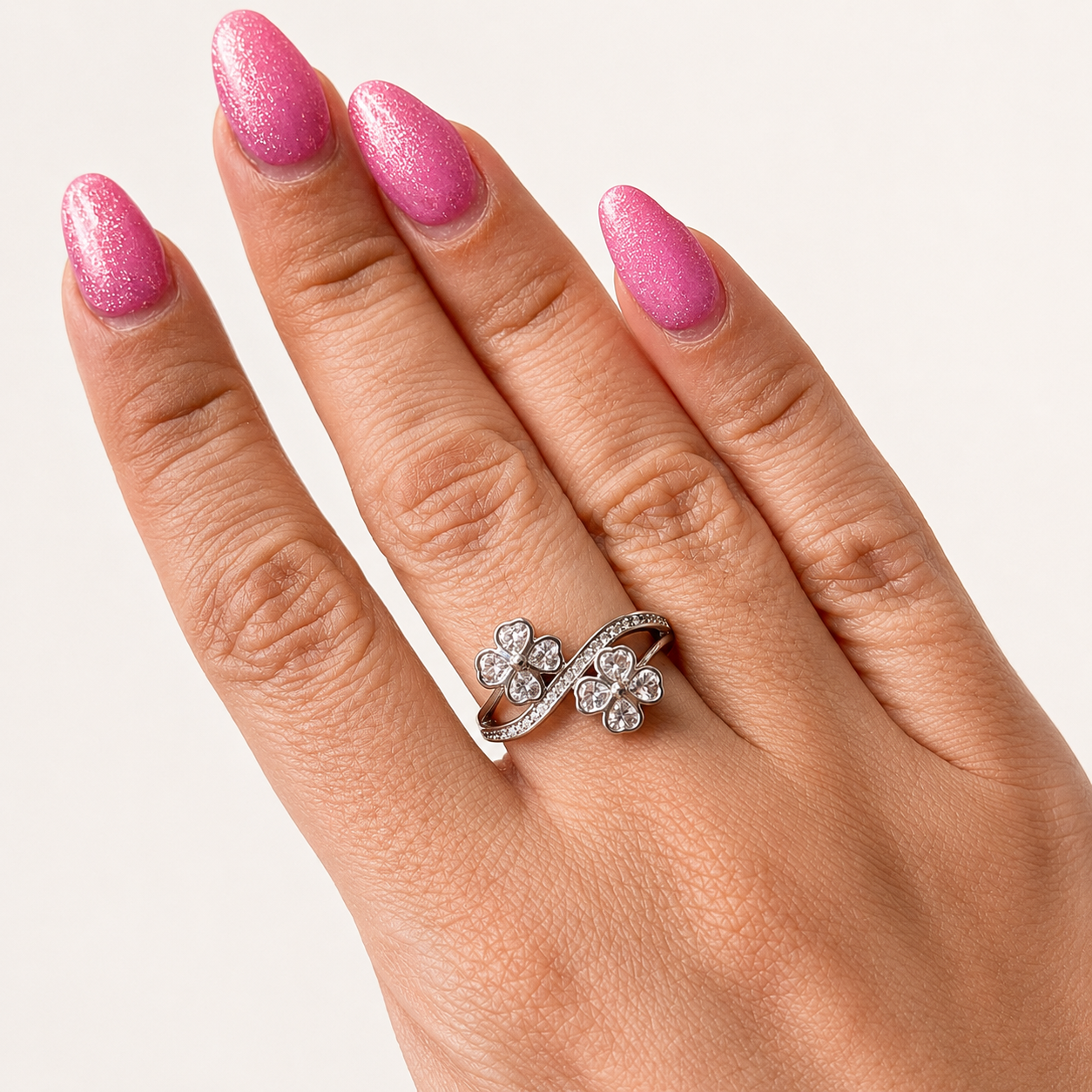 Anillo con zirconias y detalles en plata, diseño femenino con brillo elegante para joyería de mayoreo.