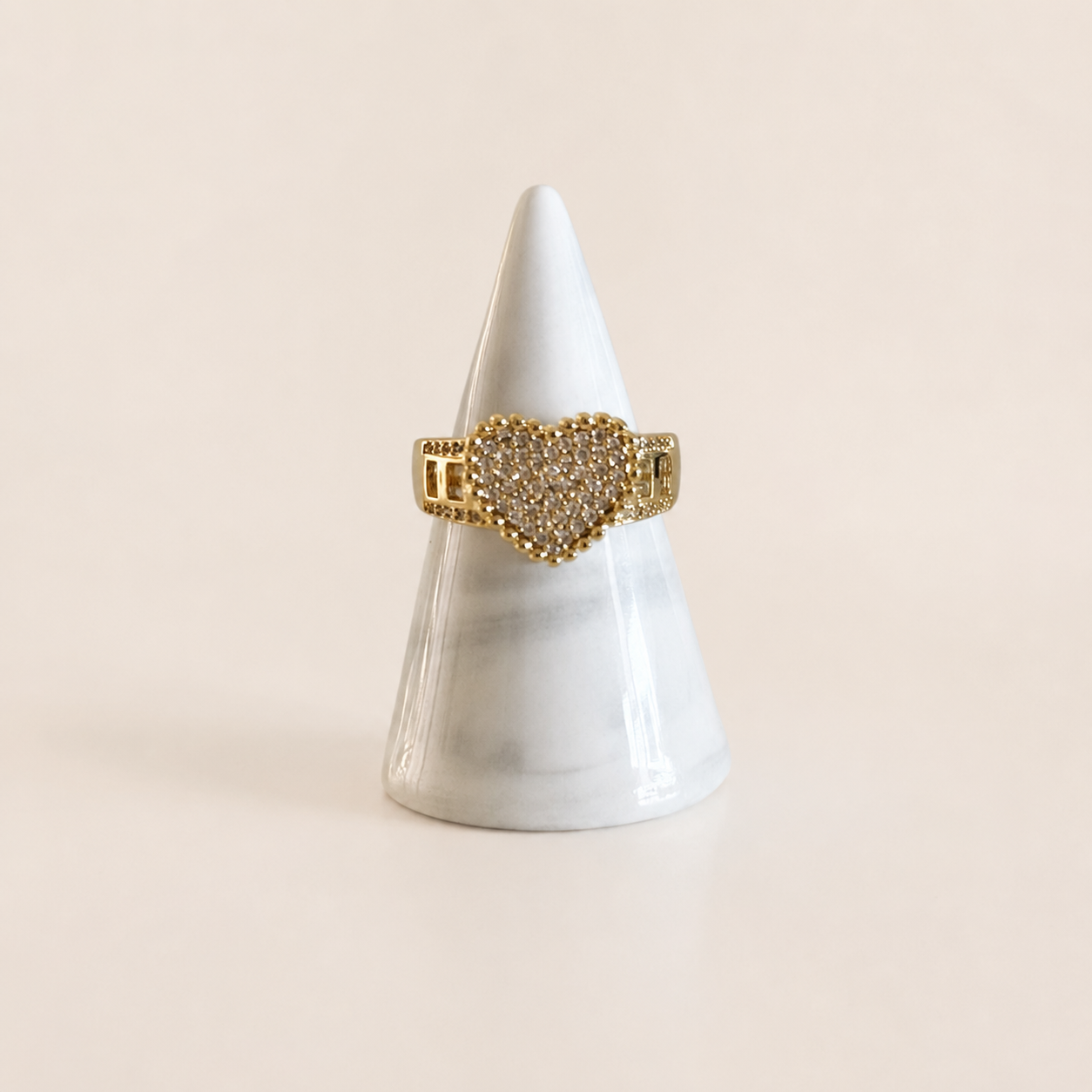 Anillo de chapa de oro 18K con zirconias y detalles dorados, diseño elegante para venta de joyería de mayoreo.