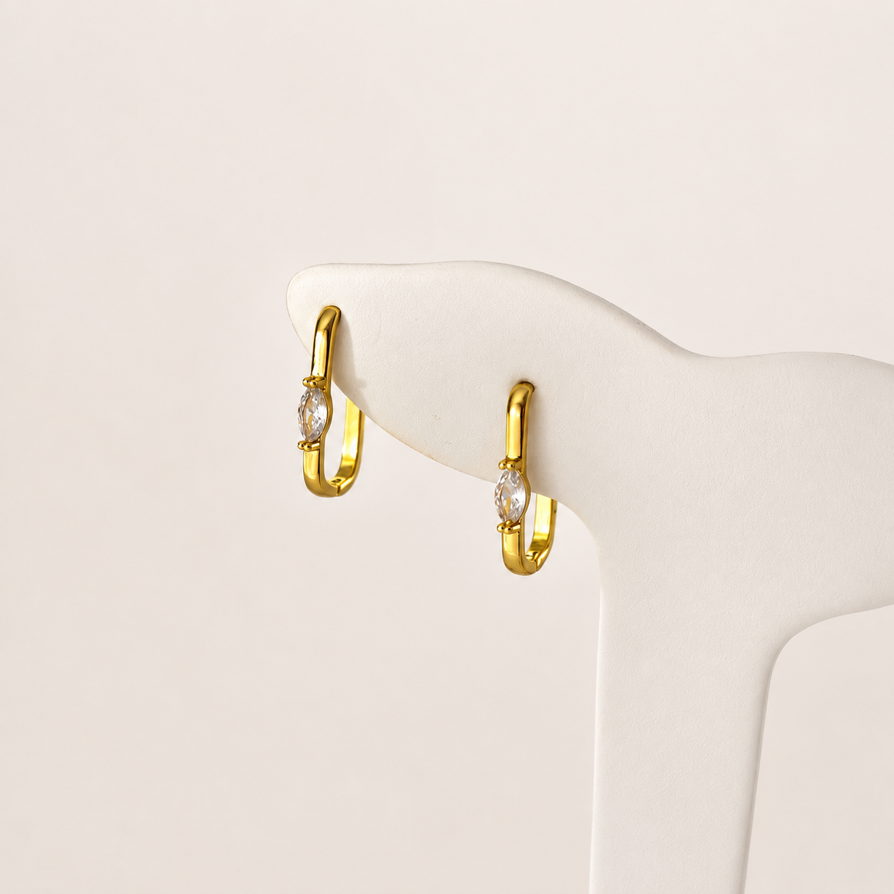 Arete Lumiere con cristales o zirconias en chapa de oro de 18k, diseño brillante y elegante para joyería de mayoreo.