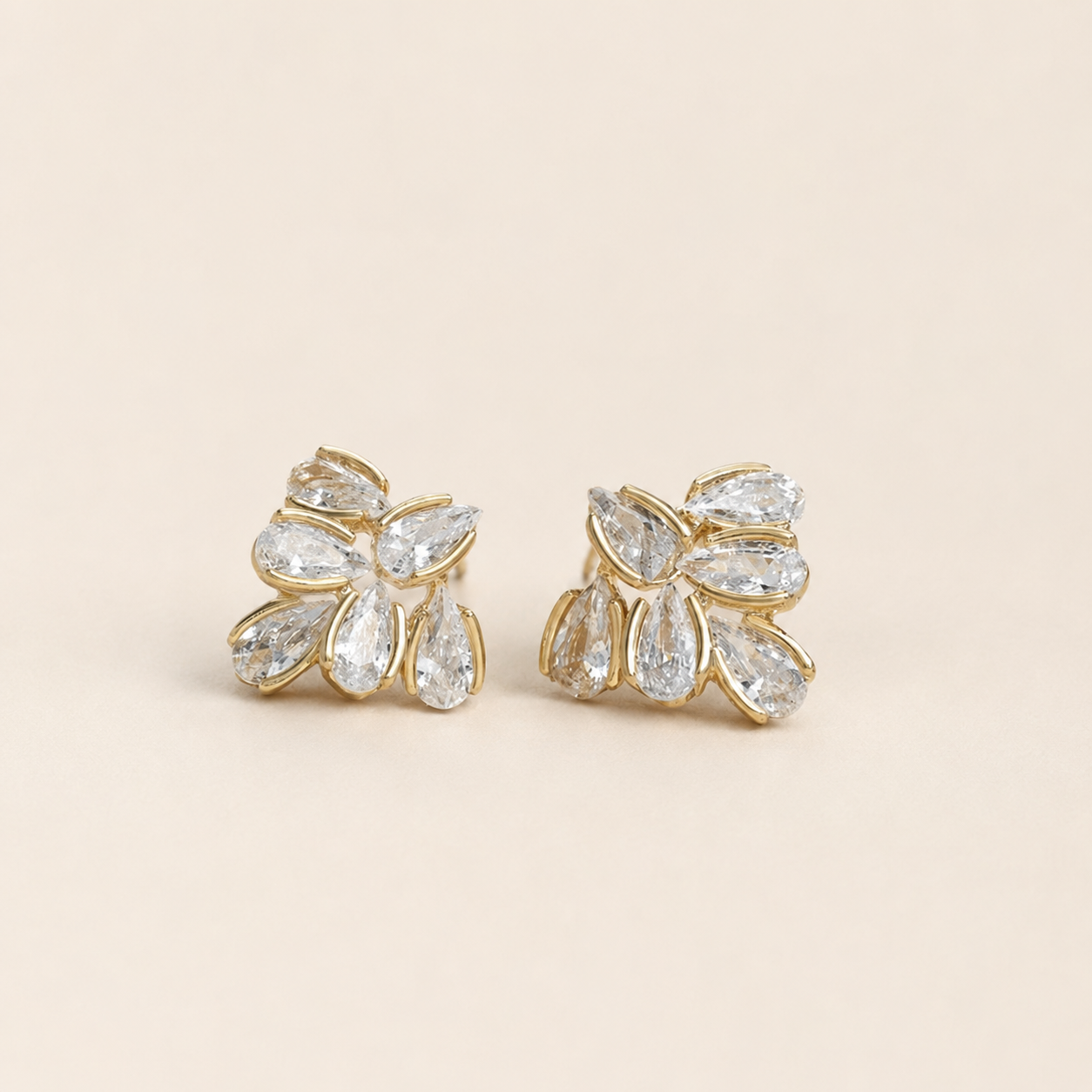 Arete Stella Dorada tipo broquel elaborado en chapa de oro de 18K para venta de joyería al mayoreo.