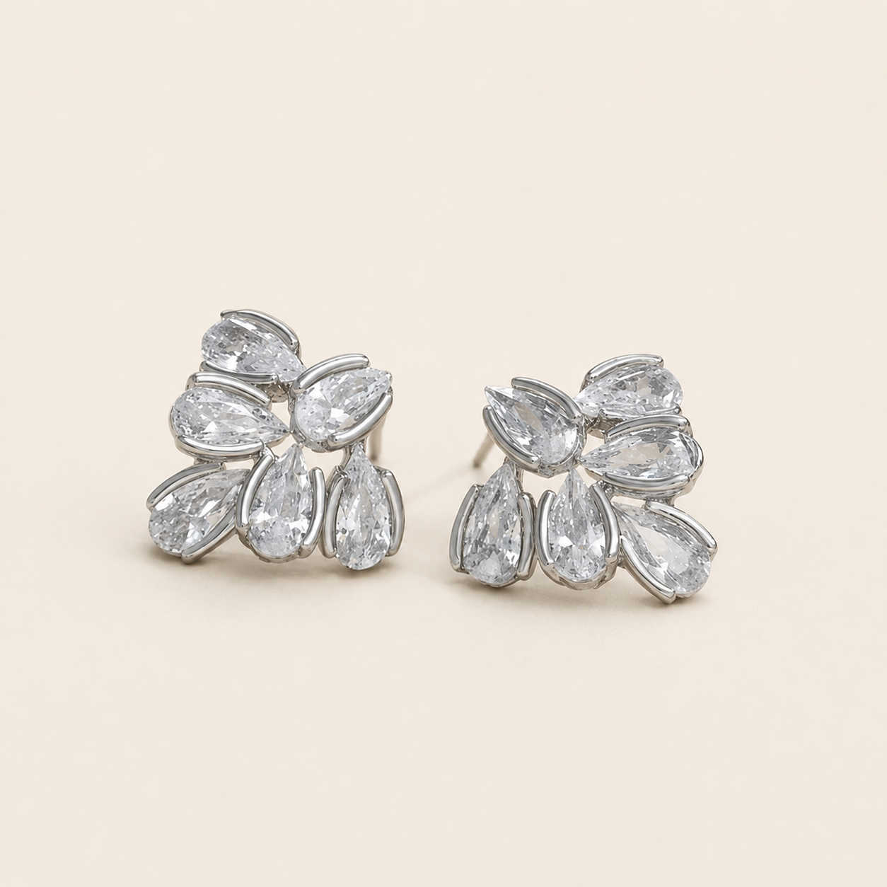 Arete Stella Plateado tipo broquel, elaborado en chapa de 18K con acabado plateado para venta de joyería al mayoreo.