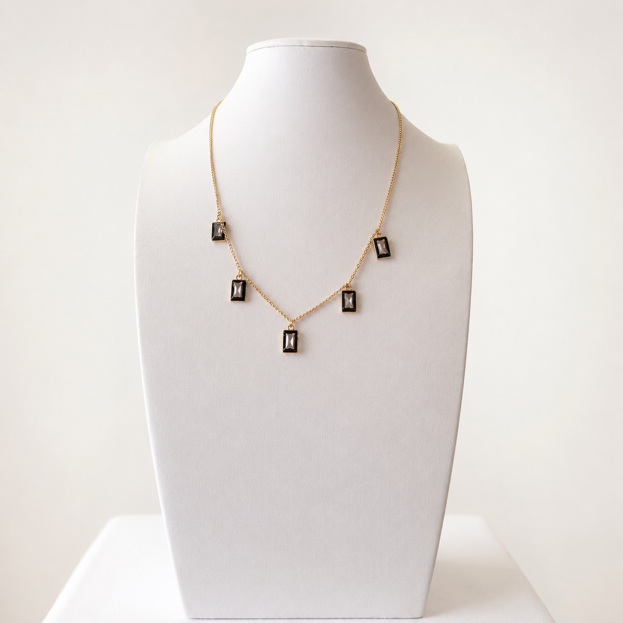 Choker con detalles en negro y chapa de oro 18K, ideal para layering y joyería de mayoreo.