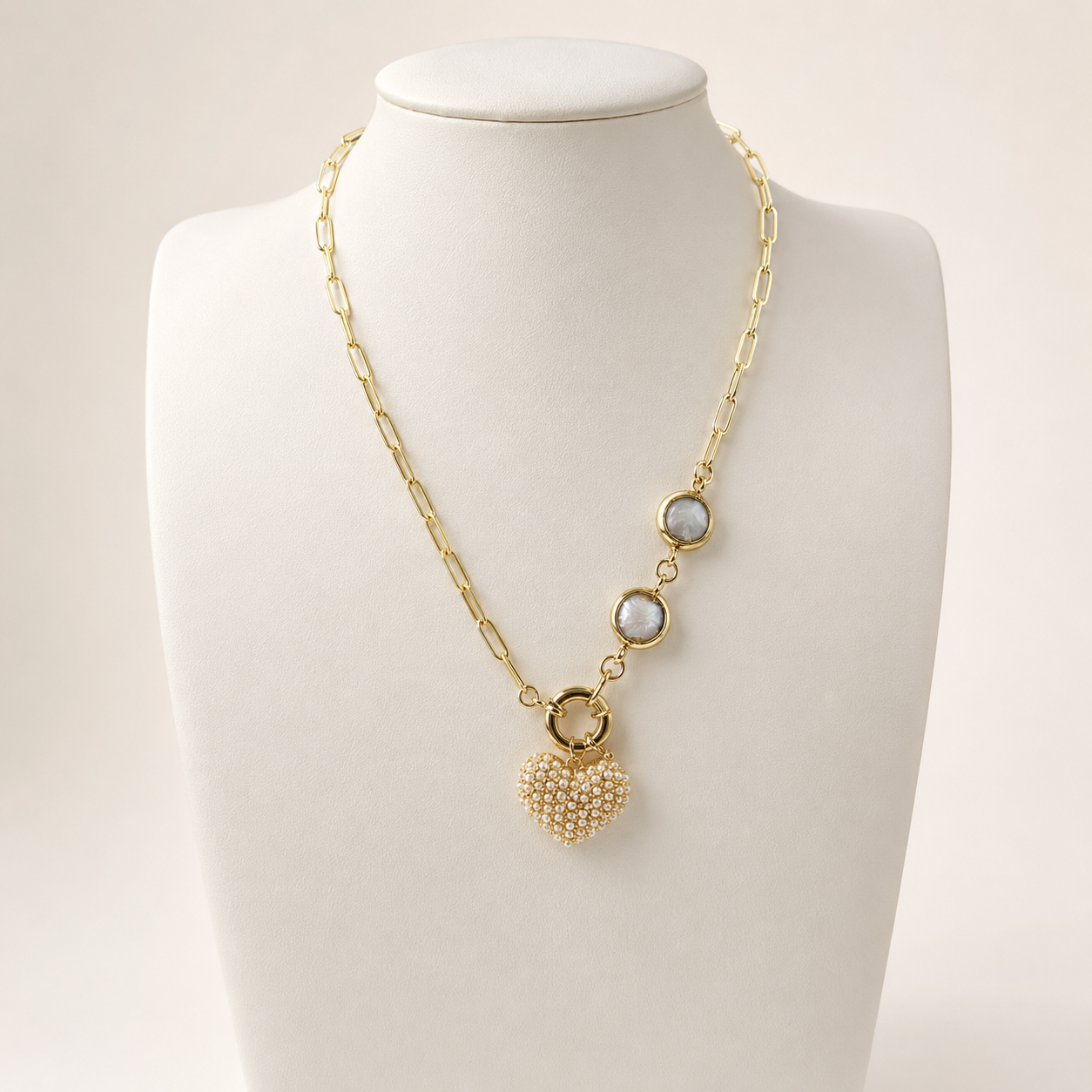 Collar con perlas de río y detalles en chapa de oro 18K, diseño elegante y femenino para venta de joyería de mayoreo, ideal para combinar con aretes de perla, pulseras de perla y accesorios dorados.