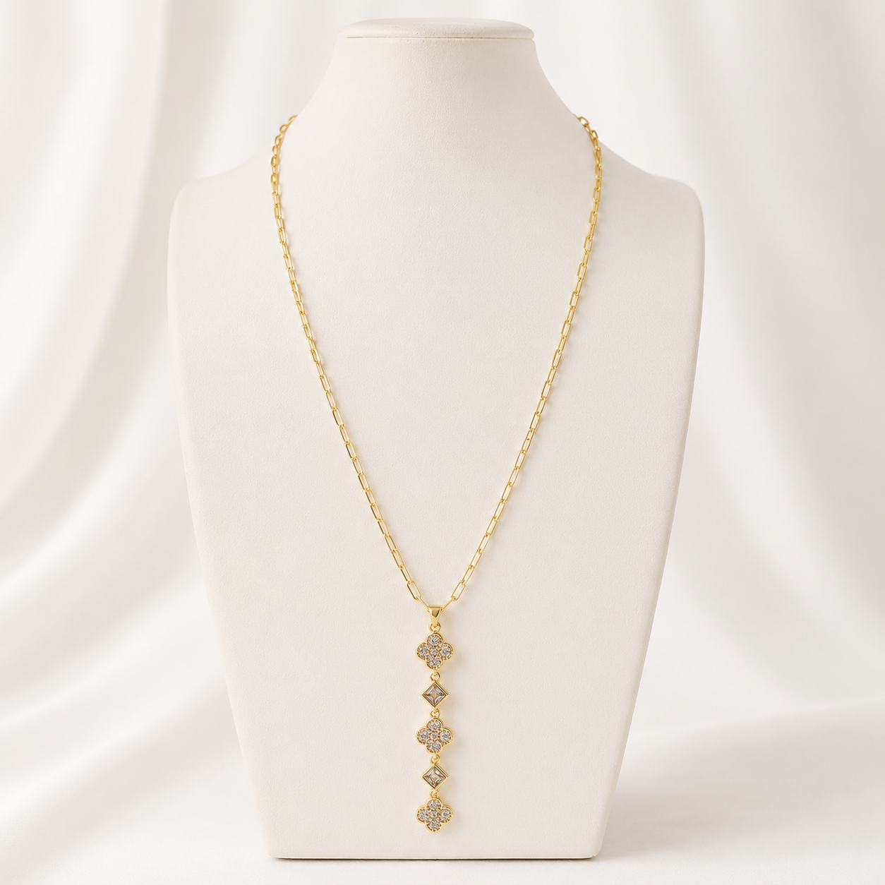 Collar con piedras y detalles en chapa de oro 18K, diseño colorido y femenino para joyería de mayoreo.