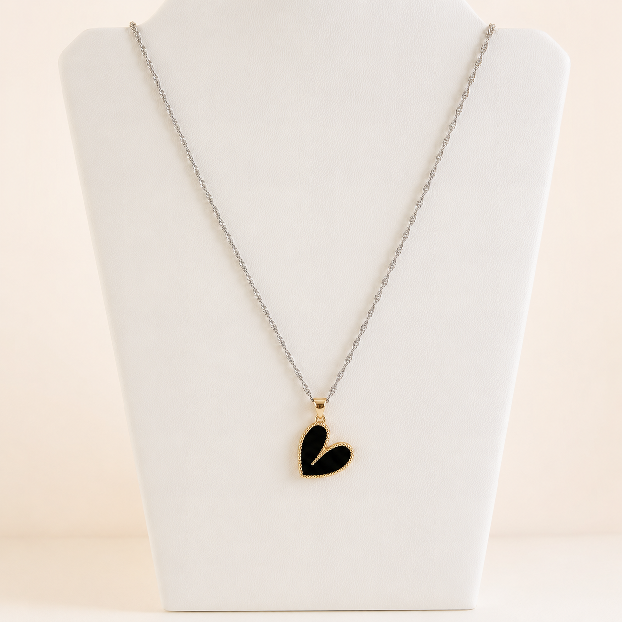Collar de chapa de oro 18K bicolor con dije de corazón, diseño elegante y femenino para venta de joyería de mayoreo, ideal para combinar con aretes, pulseras y anillos.