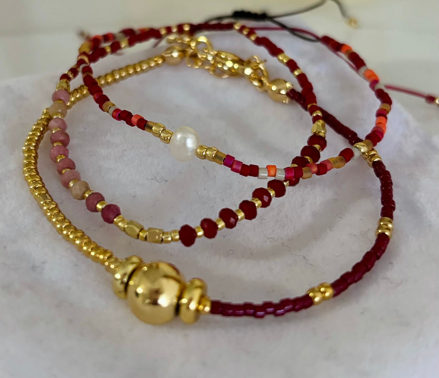 Pulsera cuentas rojas con perla