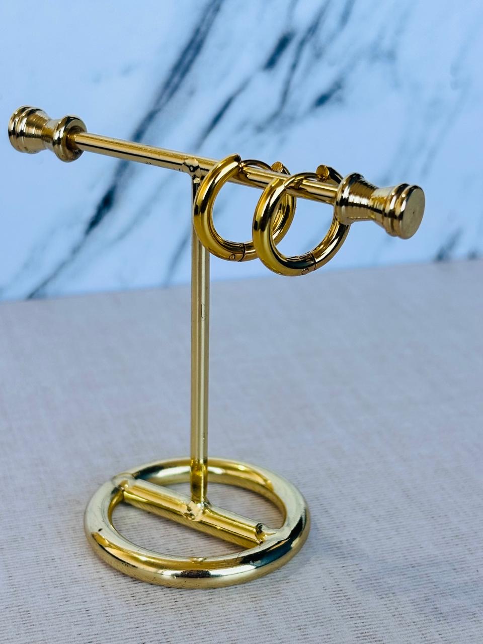 Huggies Básicas elaboradas en chapa de oro de 18k, aretes modernos y cómodos para venta de joyería al mayoreo.