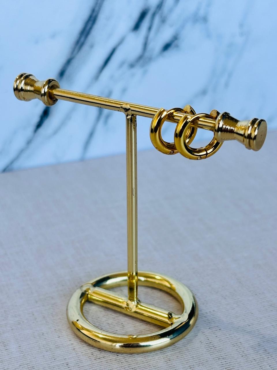 Huggies Básicas elaboradas en chapa de oro de 18k, aretes modernos y cómodos para venta de joyería al mayoreo.