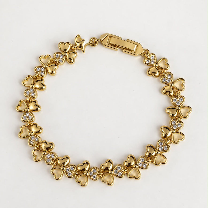 Pulsera dorada formada por corazones y cristales transparentes
