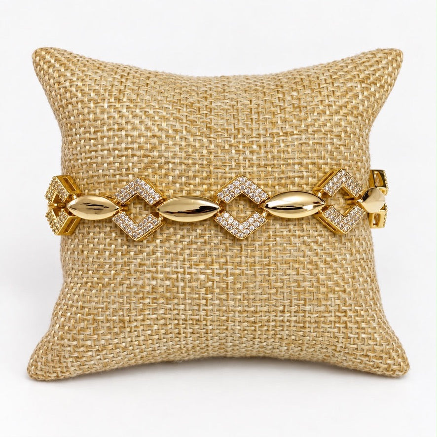 Pulsera dorada con eslabones en forma de rombo y cristales