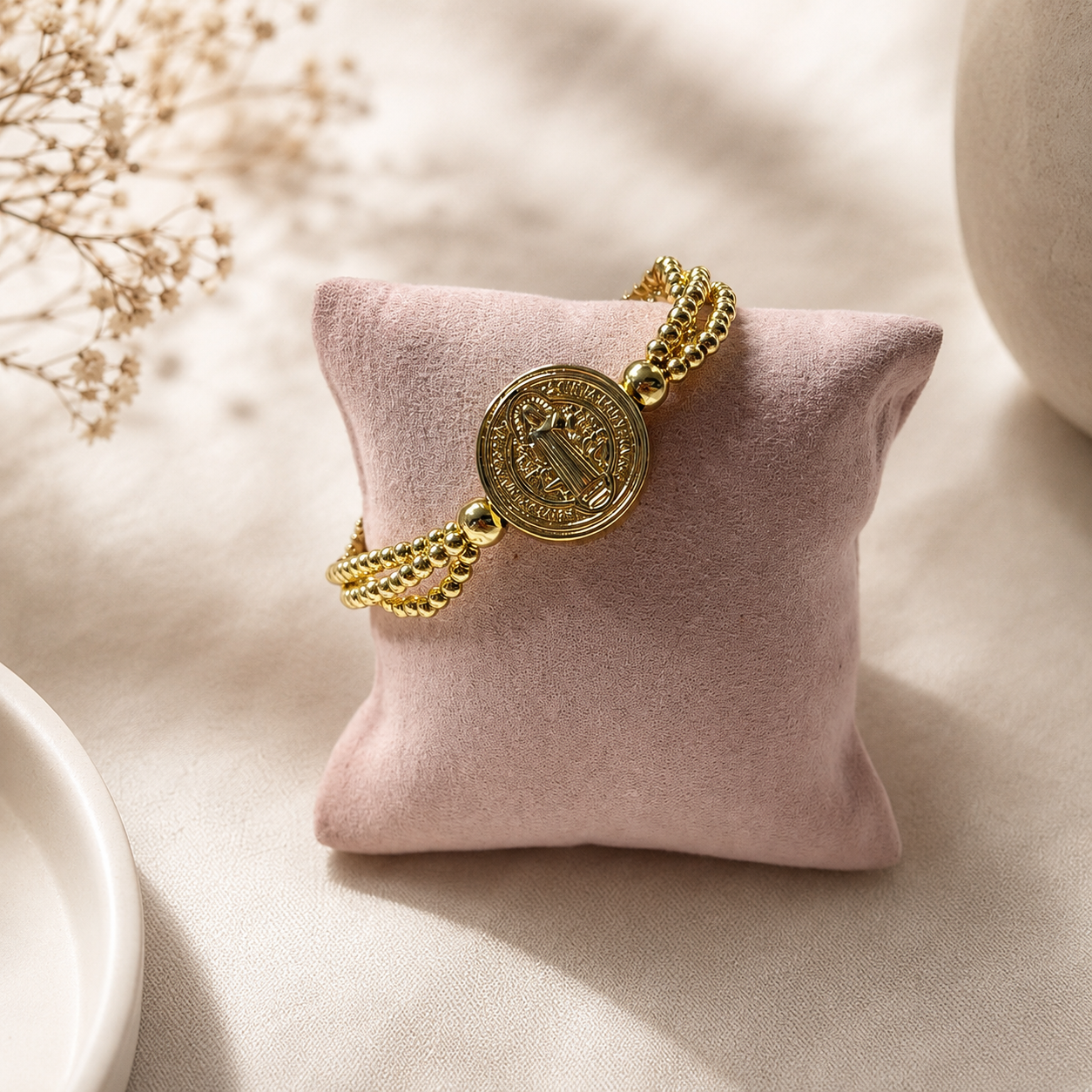 Pulsera religiosa San Benito con detalles en chapa de oro para mayoreo