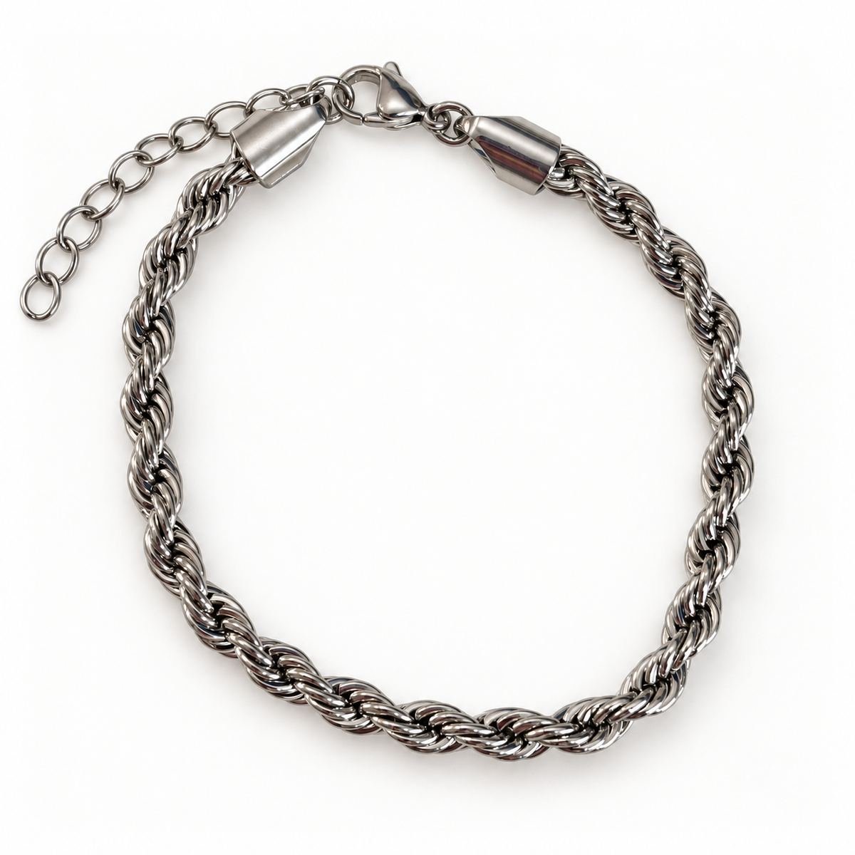 Pulsera color plata con diseño trenzado y acabado brillante. Una pieza moderna, versátil y fácil de integrar a cualquier inventario.