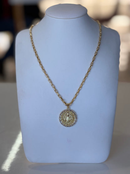 Collar San Benito chapa 18K con cadena larga 50 cm más 5 cm de extensión.