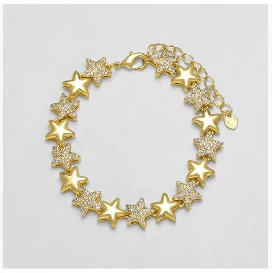 Pulsera de estrellas en chapa de oro al mayoreo. Alta calidad, hipoalergénica y ajustable. Precios especiales para revendedoras. Envíos a todo México.
