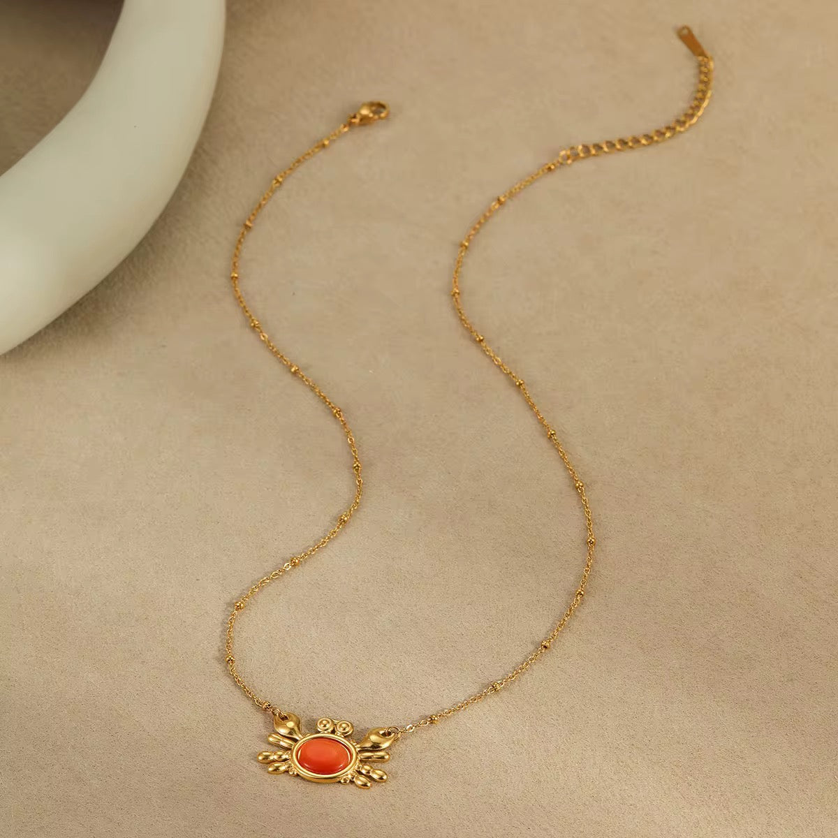 Cadena de acero inoxidable 316L chapada en oro 18k con dije de cangrejo y detalles marinos — joyería E|B Jewels México.
