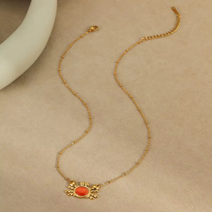 Cadena de acero inoxidable 316L chapada en oro 18k con dije de cangrejo y detalles marinos — joyería E|B Jewels México.