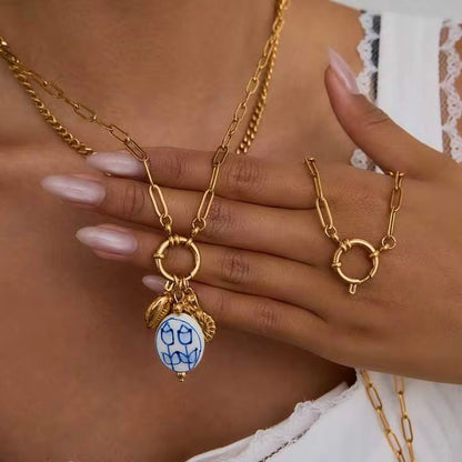 Collar dorado de acero inoxidable 316L bañado en oro 18k con dije charms y pieza de Talavera artesanal — diseño exclusivo de E|B Jewels México.