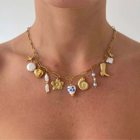 Collar dorado de acero inoxidable 316L bañado en oro 18k con dije charms y pieza de Talavera artesanal — diseño exclusivo de E|B Jewels México.