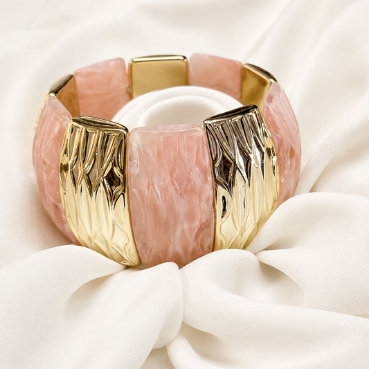 Pulsera Blush Mosaic con piezas rosas translúcidas marmoleadas y detalles dorados
