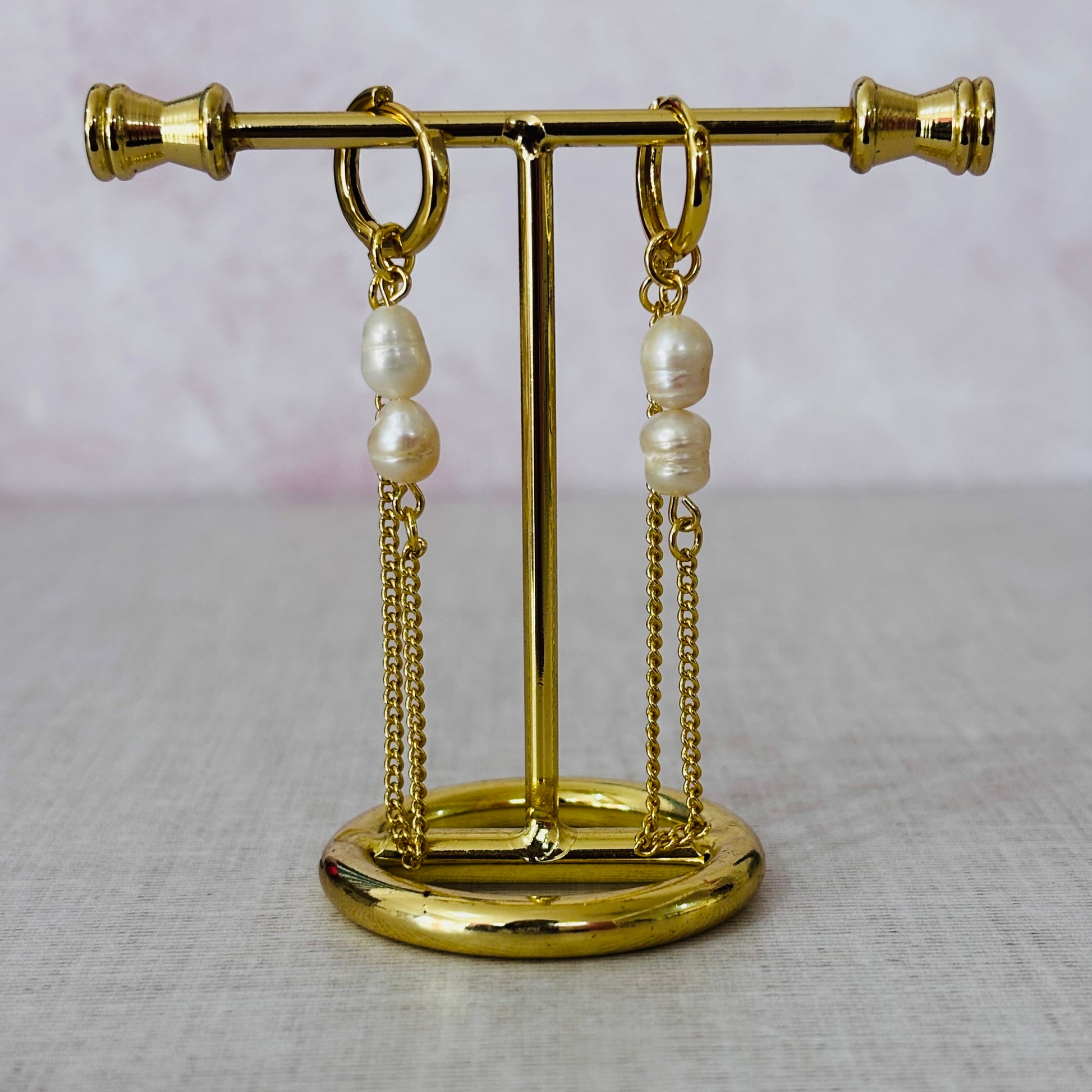 Arracadas de chapa dorada con perlas tipo arroz y doble cadena colgante