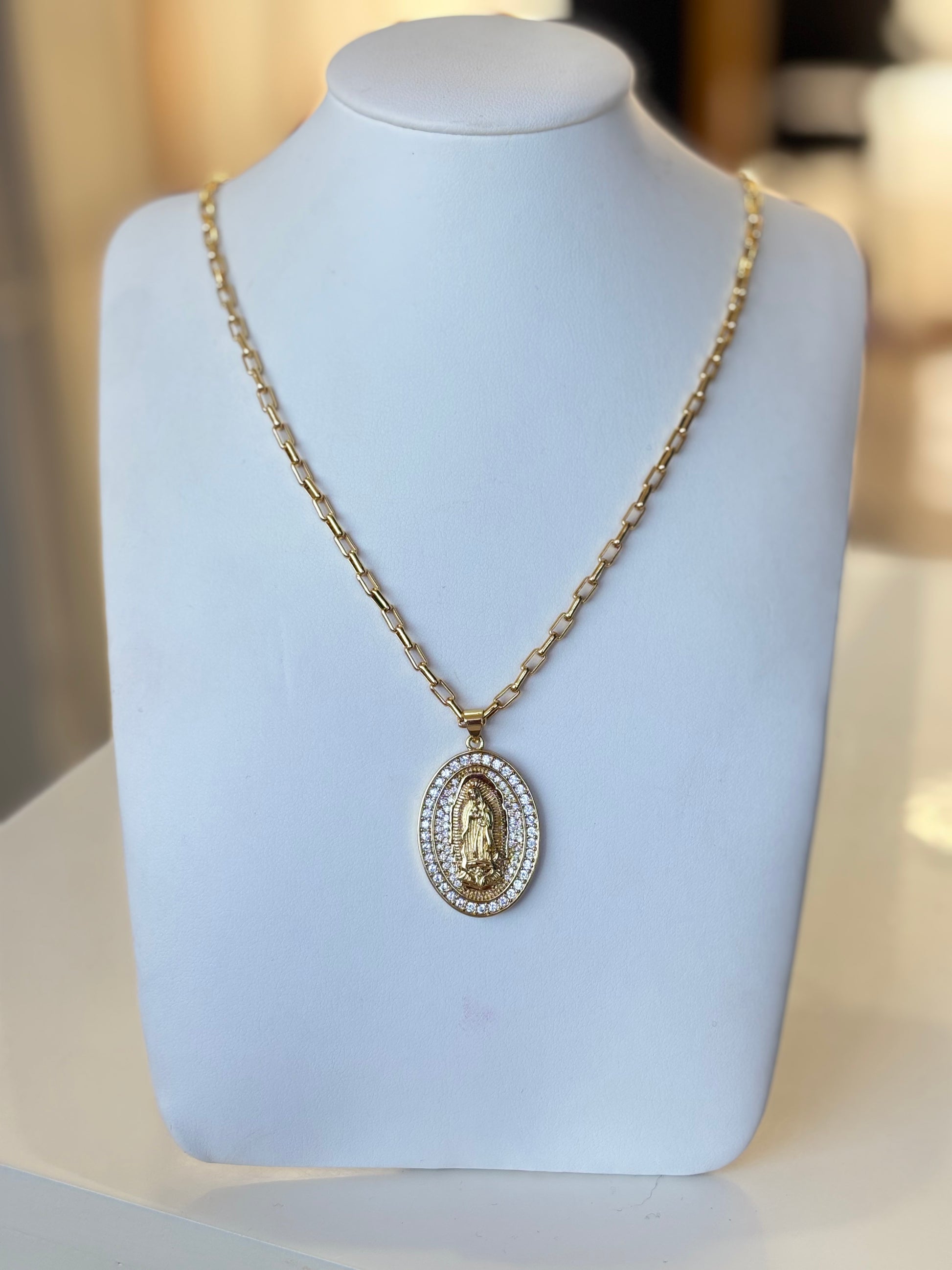 Collar Virgen de Guadalupe chapa 18K con cristales, cadena larga 50 cm más 5 cm de extension
