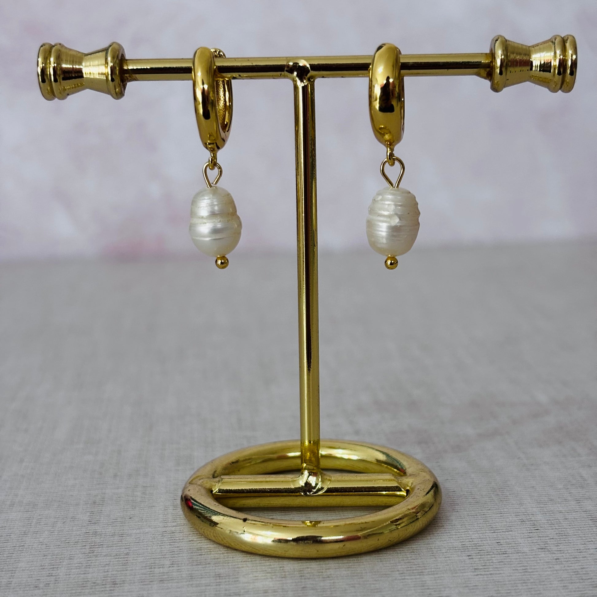 Arracadas huggie de chapa dorada con perlita Mayoreo 