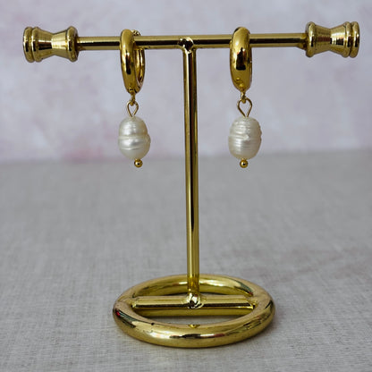 Arracadas huggie de chapa dorada con perlita Mayoreo 