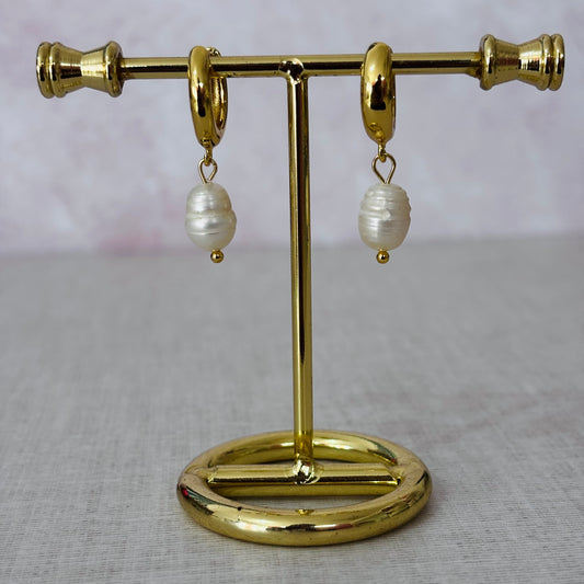 Arracadas huggie de chapa dorada con perlita Mayoreo 