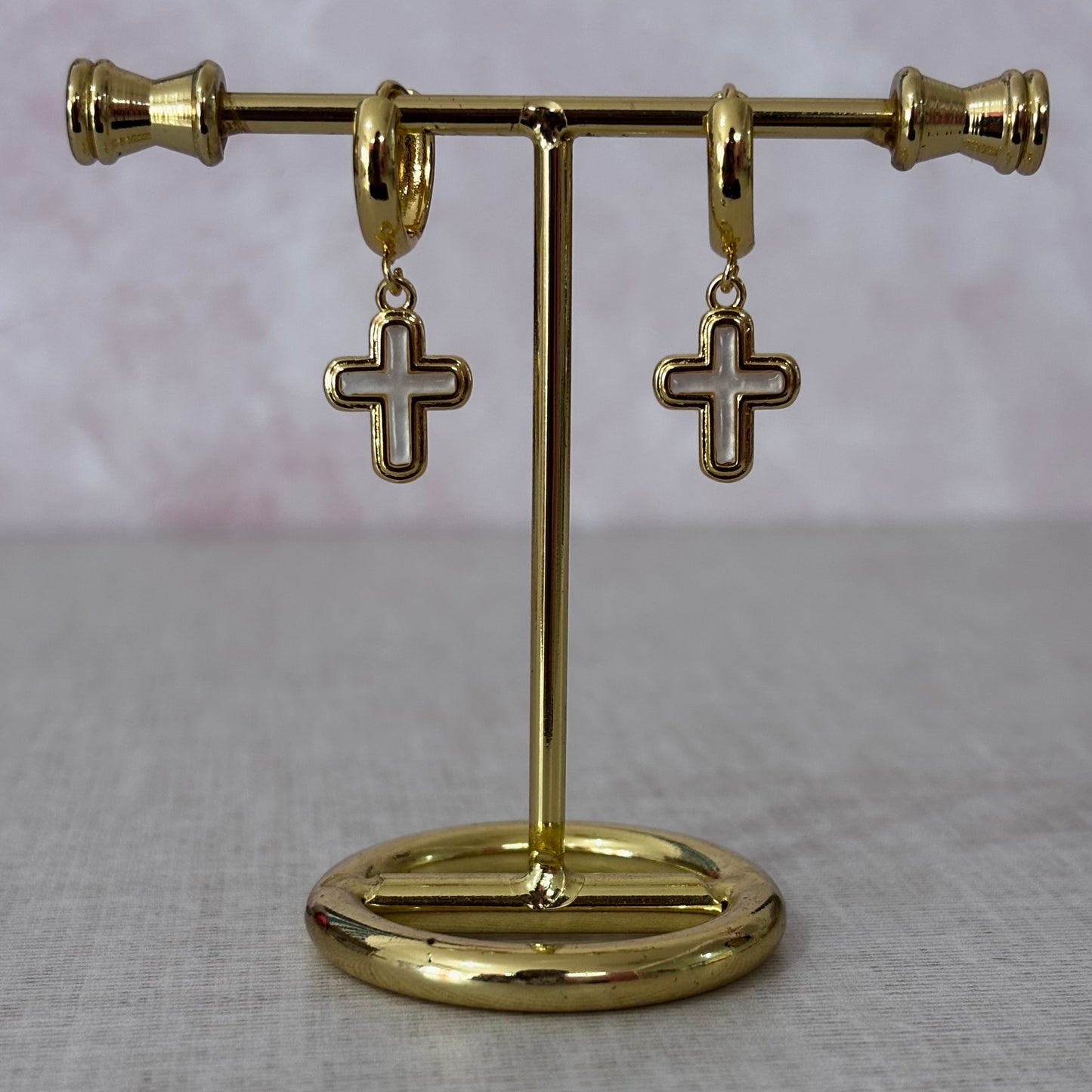 Huggies doradas de chapa con dije de cruz blanca