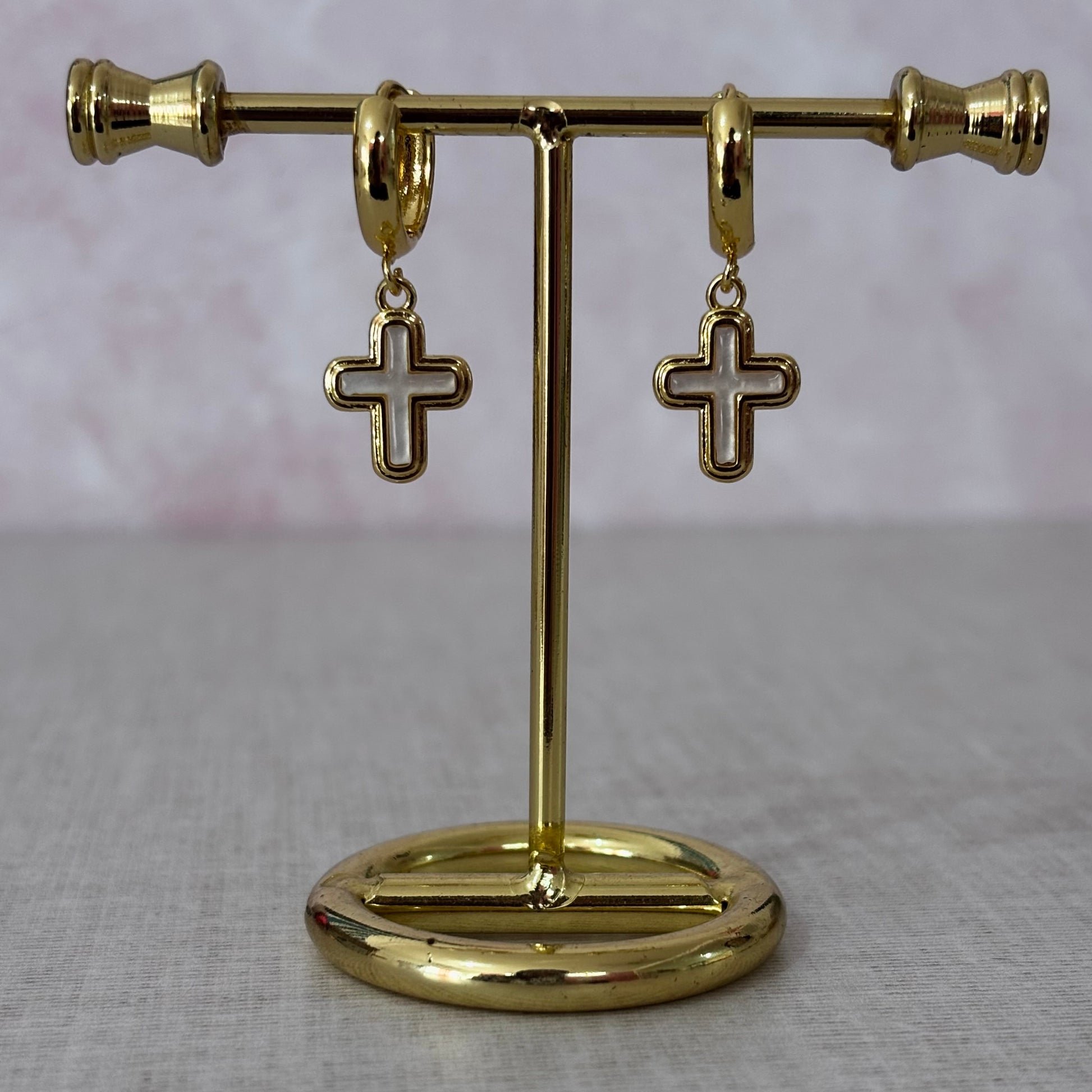 Huggies doradas de chapa con dije de cruz blanca