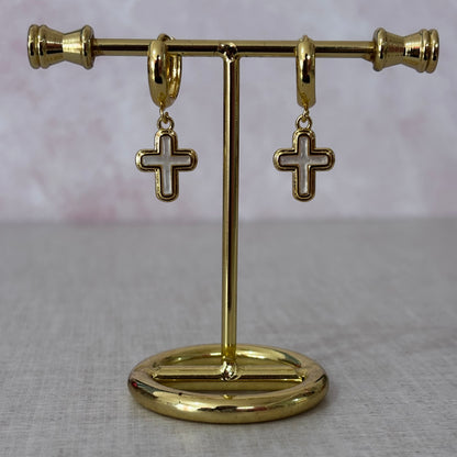 Huggies doradas de chapa con dije de cruz blanca