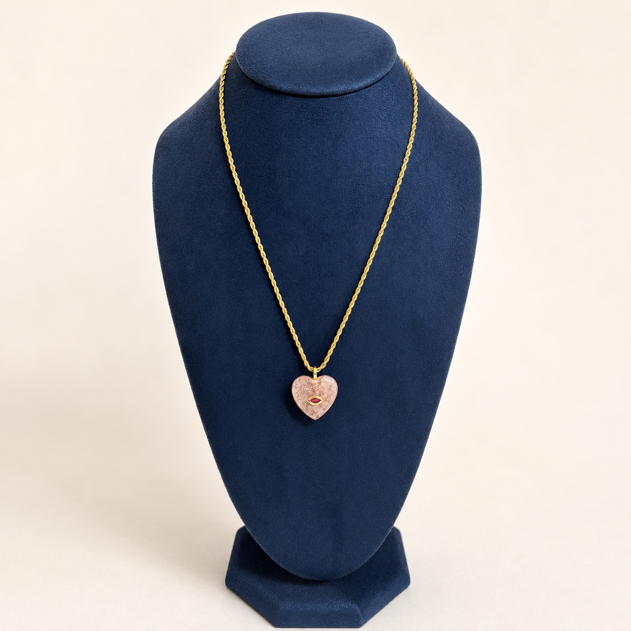 Collar Amour Heart dorado de acero inoxidable 316L con dije de corazón de cuarzo rosa. Mayoreo