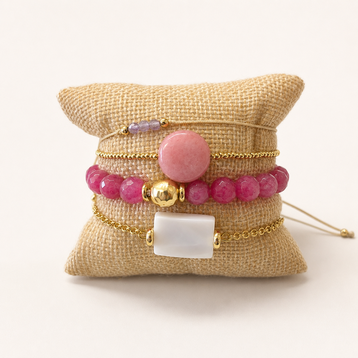 Pulsera Naxar con cadena dorada y pieza central cuadrada de acabado nacarado color marfil.