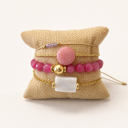 Pulsera Naxar con cadena dorada y pieza central cuadrada de acabado nacarado color marfil.