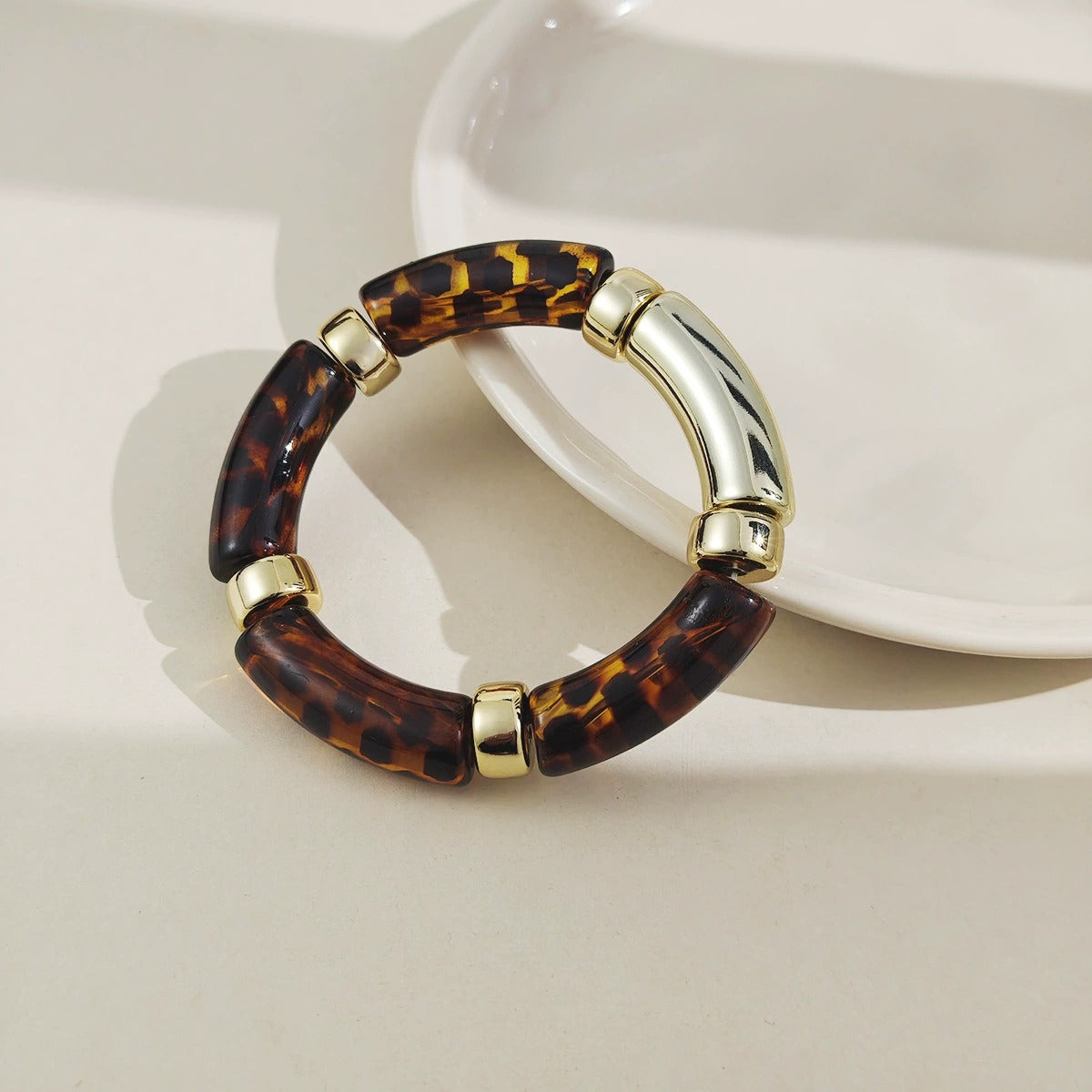 Brazalete carey café con detalles dorados EN MAYOREO