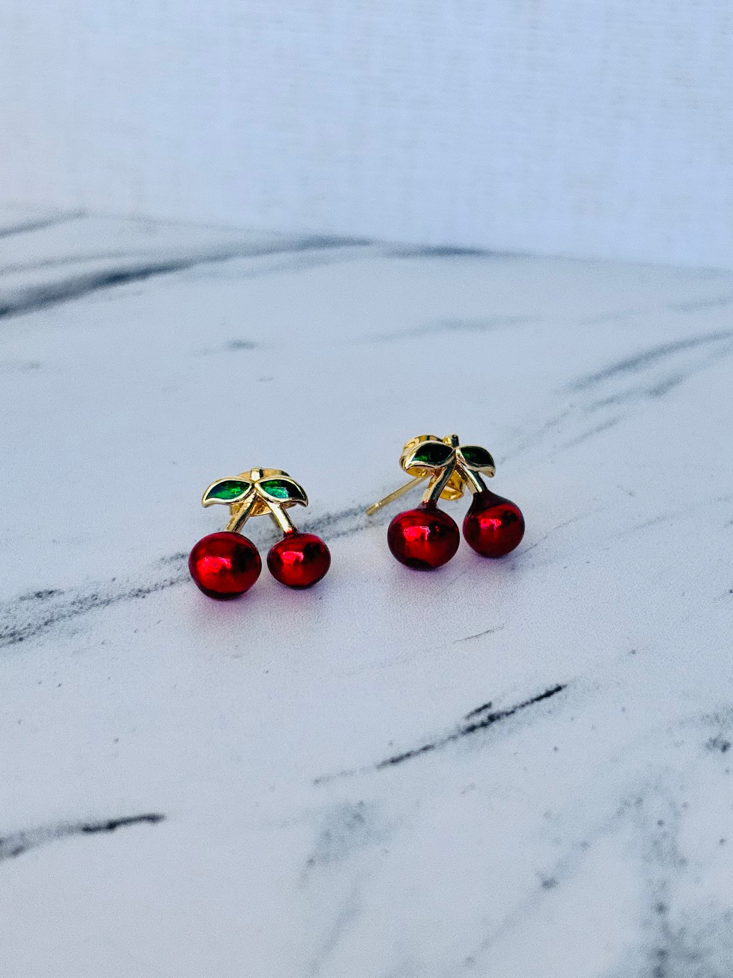 Broquel Cereza al mayoreo en Chapa de Oro 18K de Mayoreo, diseño duradero y sofisticado.
