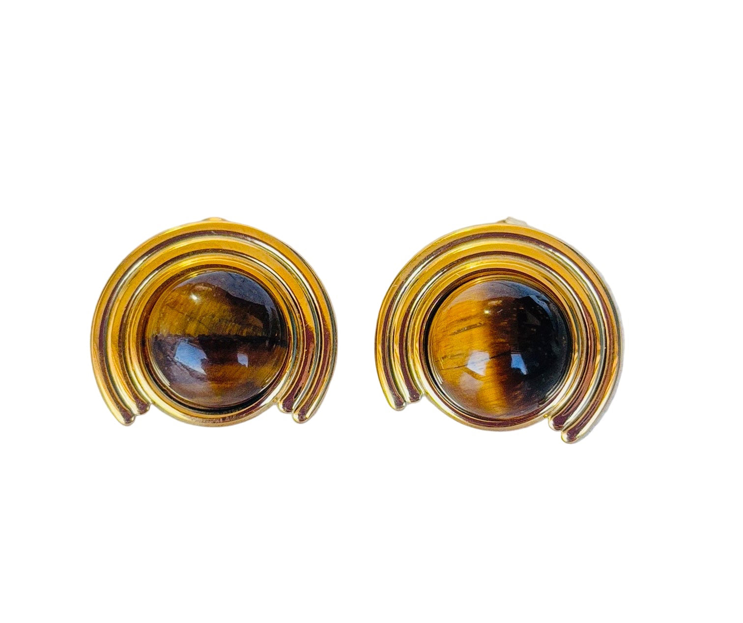 Aretes Luz Urbana en acero inoxidable 316L, estilo minimalista y moderno, perfectos para looks de ciudad.
