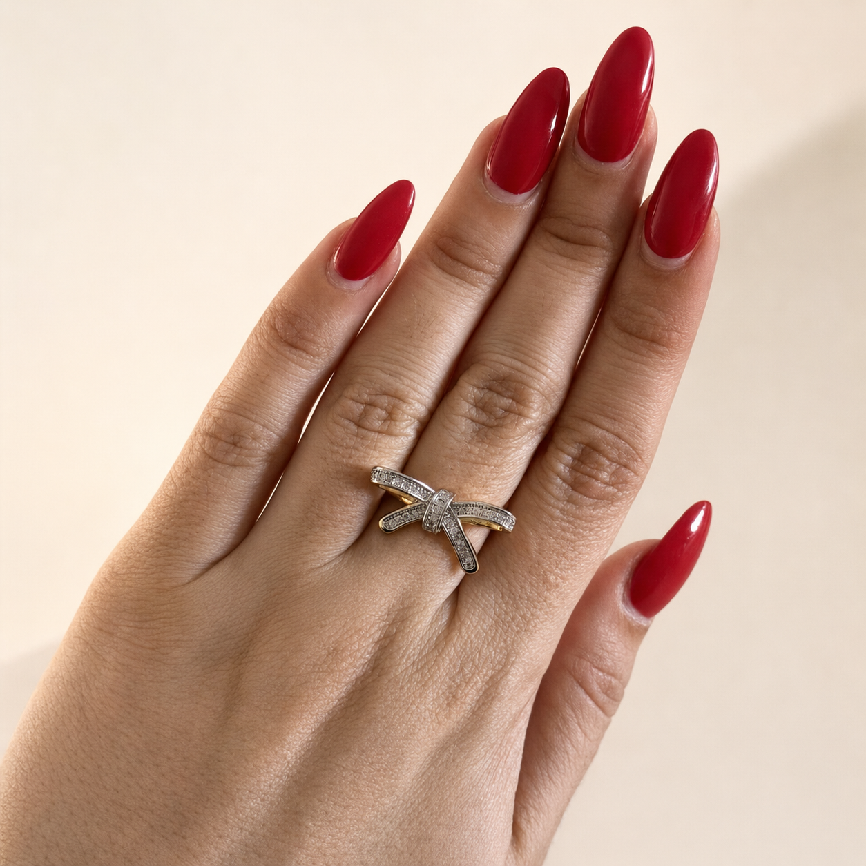 Anillo bicolor con zirconias bañado en chapa de oro 18K, diseño elegante para venta de joyería de mayoreo.