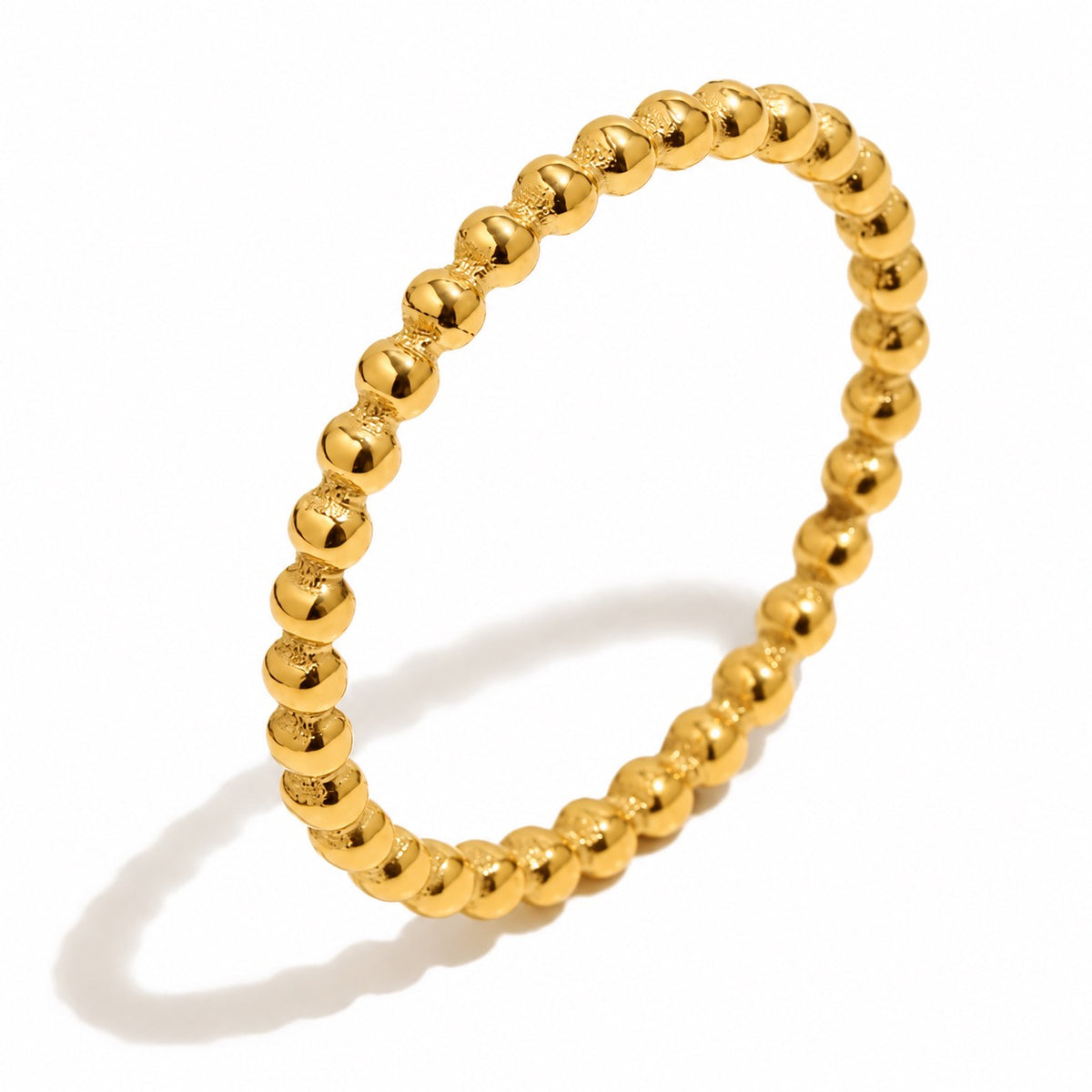 Anillo Bolitas Doradas de talla fija en acero inoxidable 316L, con pequeñas esferas doradas alrededor del aro.