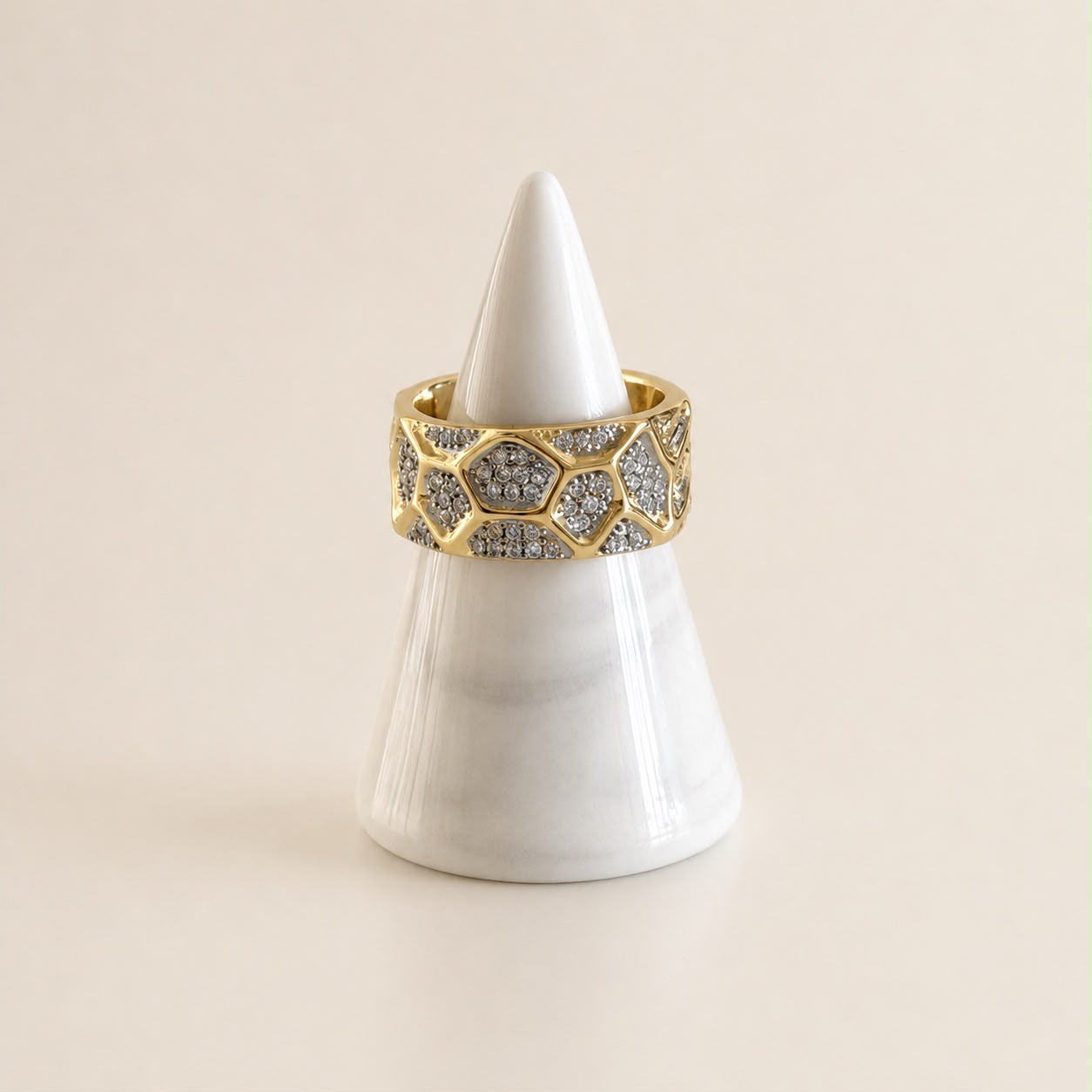 Anillo de chapa de oro 18K bicolor con piedras brillantes, diseño elegante para venta de joyería de mayoreo.