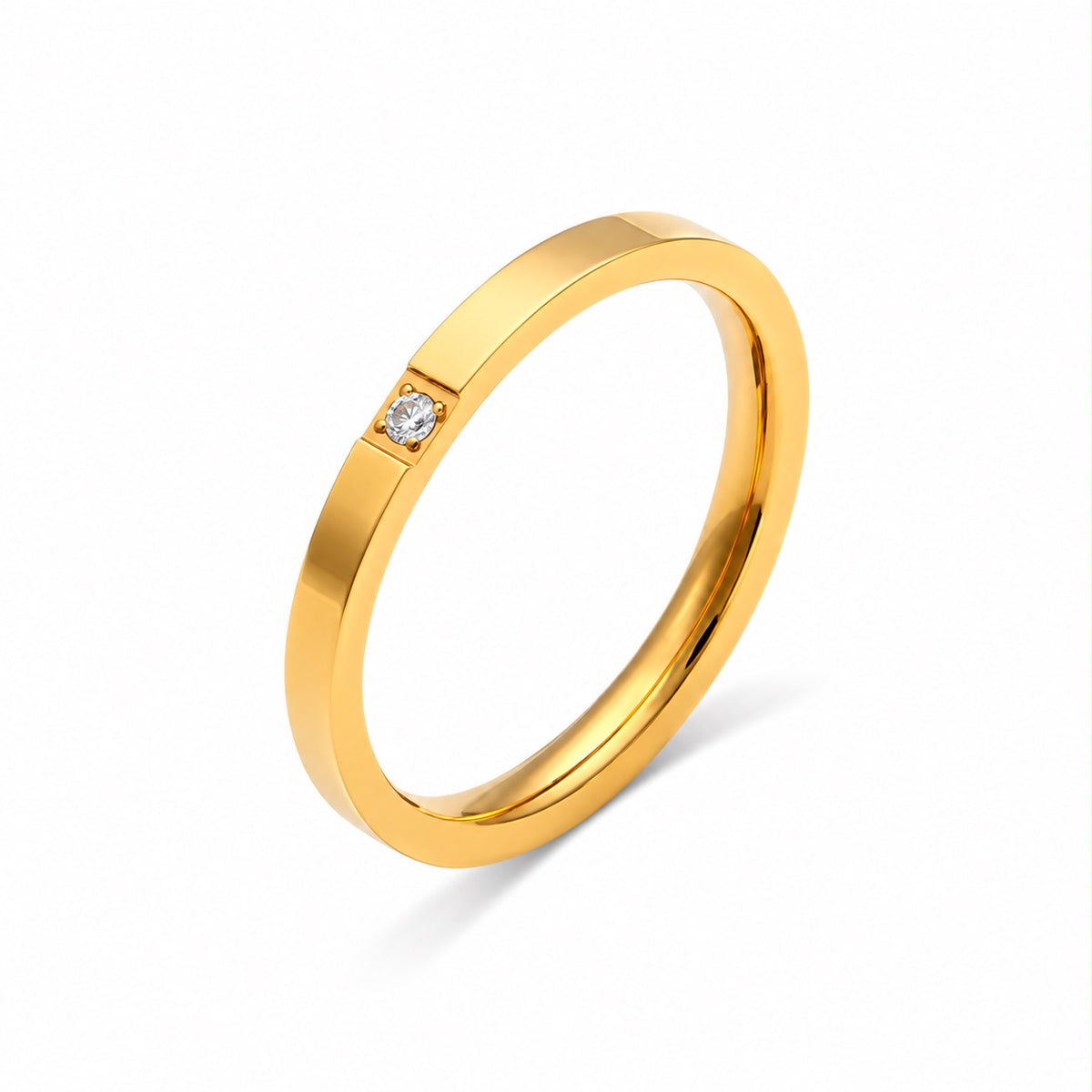 Anillo Destello dorado de acero inoxidable 316L, de talla fija, con pequeñas piedras a lo largo del aro.