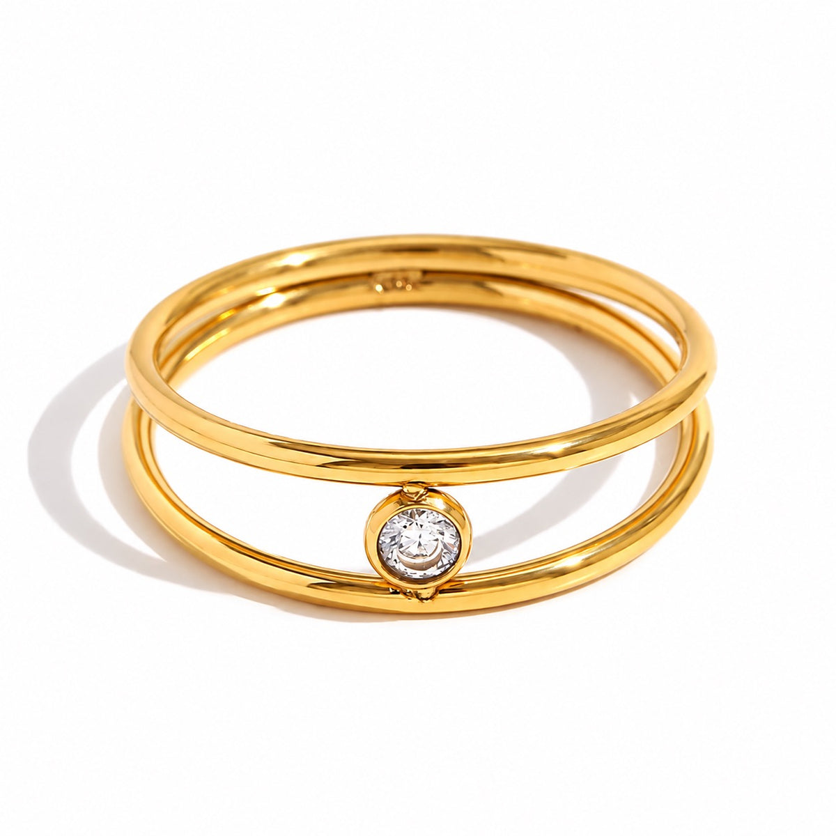 Anillo Doble Destello dorado de acero inoxidable 316L, de talla fija, con diseño de doble aro y una piedra central.
