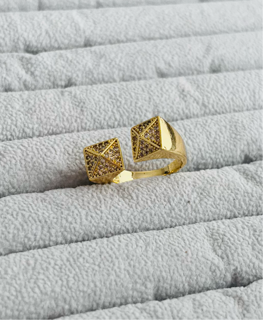 Anillo con piedras y detalles dorados, diseño femenino y elegante para joyería de mayoreo.