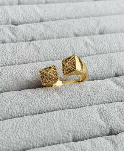 Anillo con piedras y detalles dorados, diseño femenino y elegante para joyería de mayoreo.